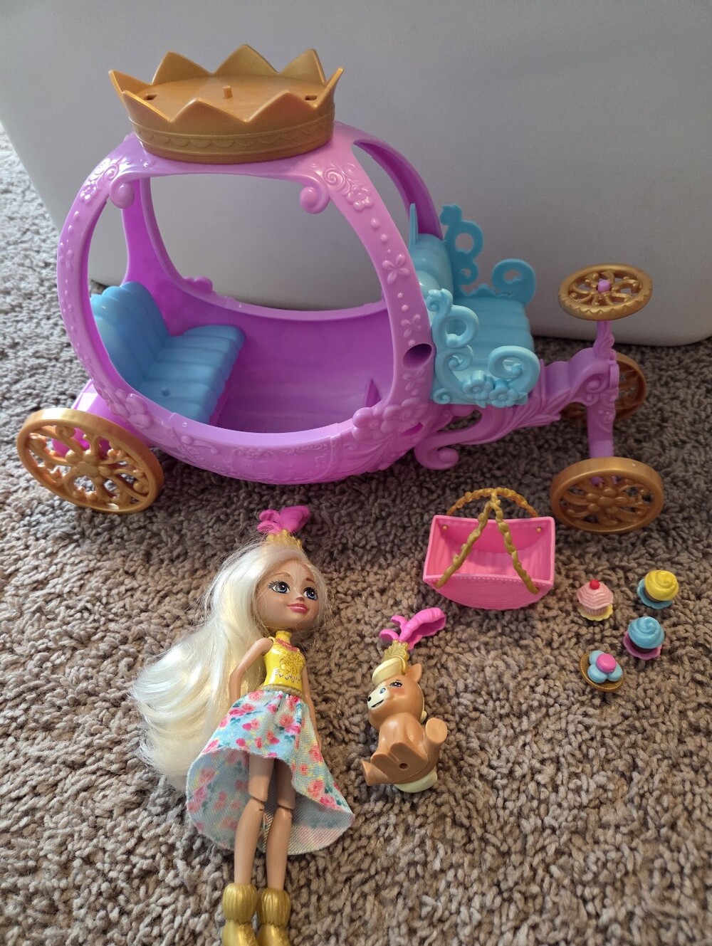 Enchantimals Royal Rolling Carriage Playset with Peola Pony
